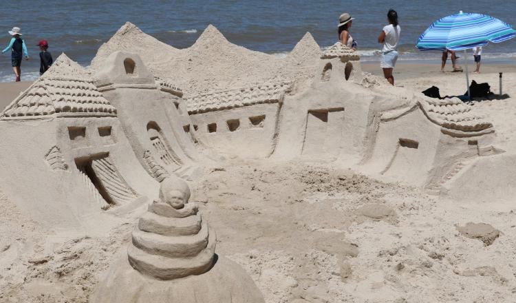 Trabajos a base de arena en Uruguay. /Foto: EFE