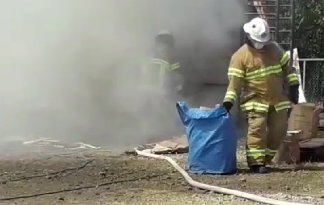 Las unidades de los bomberos en la emergencia.  