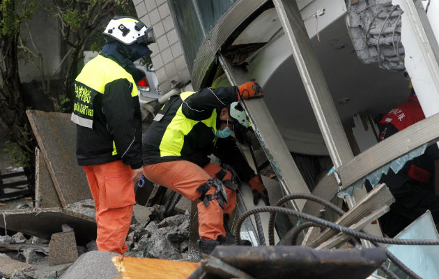 Labores de rescate en diversos edificios taiwaneses. FOTO/AP