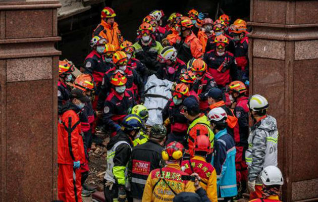 Los equipos de rescate portan un cuerpo tras recuperarlo de un edificio dañado. Foto: EFE