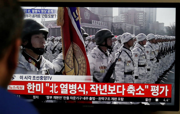 Un hombre sigue por televisión el desfile militar. Foto: EFE