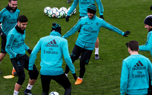 El centrocampista del Real Madrid Francisco 'Isco' Alarcón (c) durante el entrenamiento. Foto:EFE