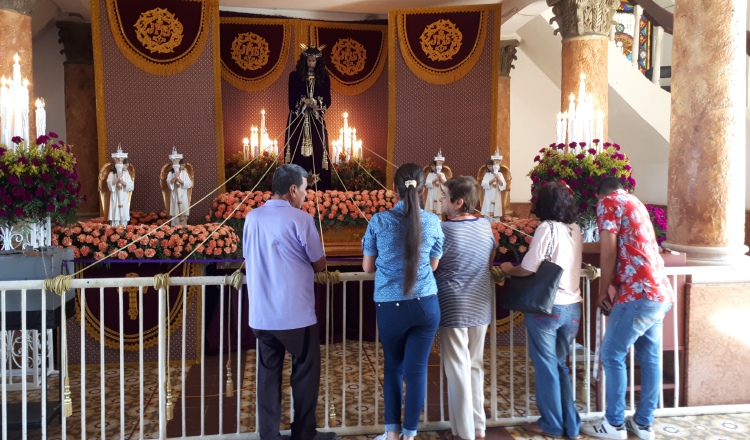 Un grupo de damas y varones católicos de esta  comunidad veragüense arreglaron al santo, lo peinaron y le cambiaron la vestidura. Melquiades Vásquez A.