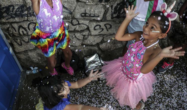 Niñas juegan en el barrio Santa Teresa. EFE