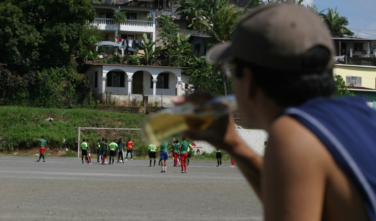 Casi toda actividad social o motivo de celebración es una excusa para beber esta droga lícita. Archivo.