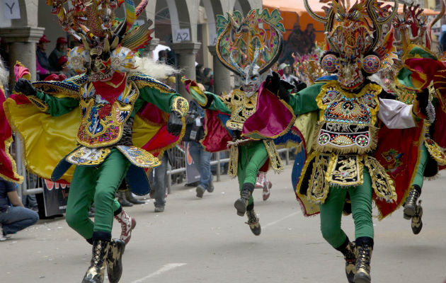 La celebración reúne a más de 450,000 personas, según el Ministerio de Culturas y Turismo de Bolivia. FOTO/AP