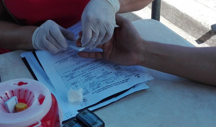 Se realizan pruebas rápidas de VIH en la provincia de Panamá Oeste para que la población lleve su control. /Foto Eric Montenegro