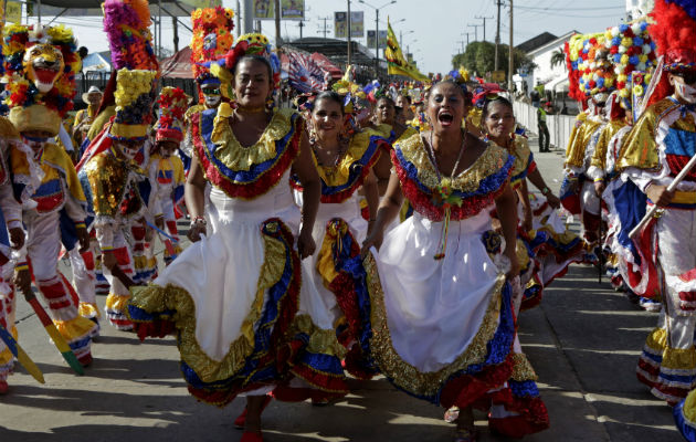 Miembros de una comparsa desfilan durante la Gran Parada de Tradición. FOTO/EFE