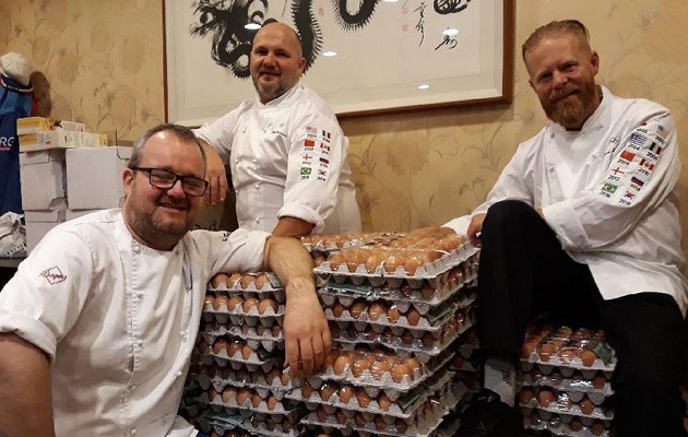 Los chefs no sabían qué hacer con tantos huevos.