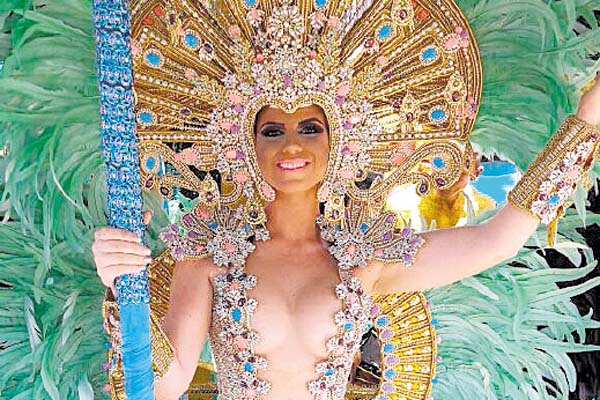  La reina de Punta Fogón Unidos, María del Carmen Simmons, no se quedó atrás y se lució también.  