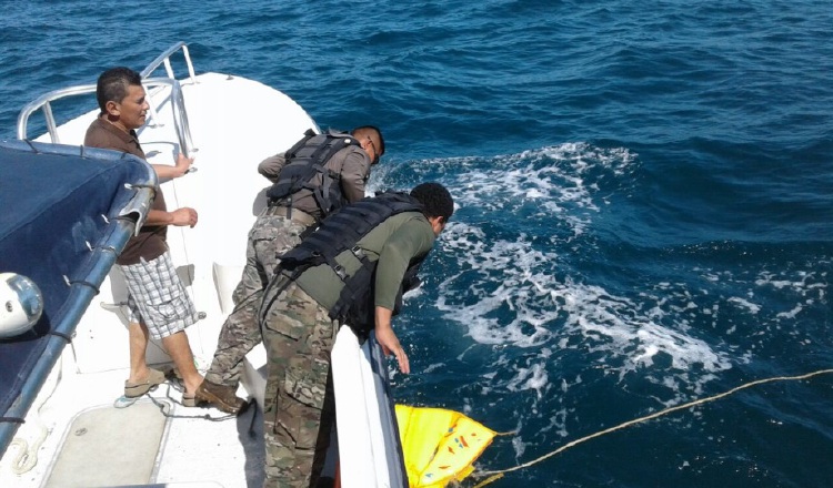 Los pescadores fueron encontrados a 5.5 millas náuticas al sur de la isla La Ensillada, informaron las autoridades. La Autoridad Marítima indicó que fueron sancionadas 6 embarcaciones; 2 por no cumplir con la seguridad. /Foto Cortesía