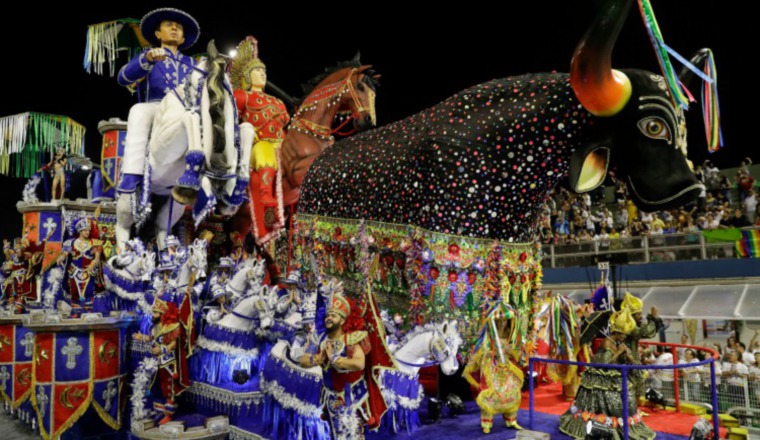 2. Las escuelas de samba se dedican todo el año a preparar el desfile. 