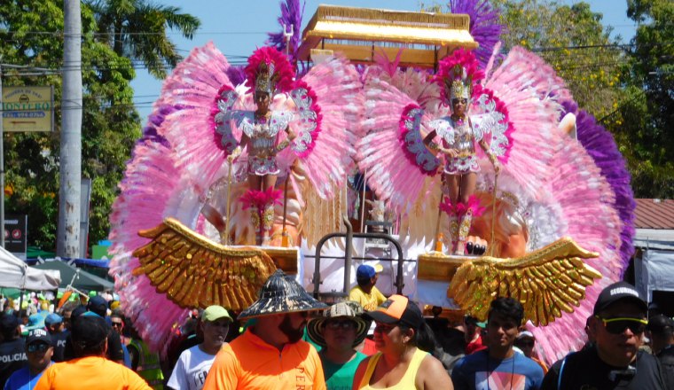 La reina de Calle Abajo de Las Tablas, Rita Cristal, se lució con su hermoso atuendo y carroza durante  su paso por el culeco del  Lunes de Carnaval.  