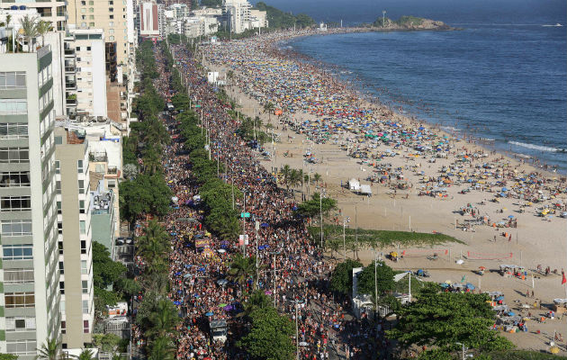 Unos 20 jóvenes trataron de asaltar a dos mujeres en la playa de Ipanema. FOTO/EFE