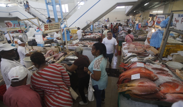 Miles de panameños acostumbran a consumir productos como el pescado para estas fechas, aunque los precios están a libre oferta y demanda. /Foto Archivo