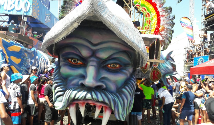 Los seguidores de la Calle Arriba de Las Tablas gozaron el lujo y la alegría de su soberana Ana Victoria Castillo. Las calles y avenidas de la ciudad de Las Tablas estuvieron abarrotadas de turistas y residentes del lugar disfrutando el desfile y los culecos de los cuatro días de Carnaval. 