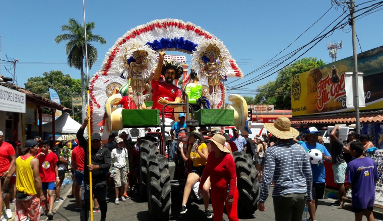 La Calle Abajo de Las Tablas les rindió un homenaje a los jugadores de la Selección Nacional de Fútbol de Panamá  por su clasificación directa al Mundial de Rusia 2018. Lucieron a varios de los jugadores. 