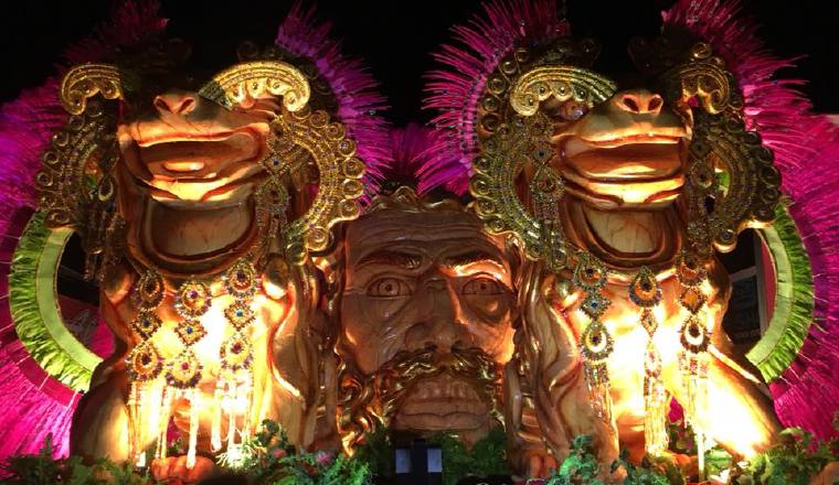 Las carrozas de Calle Abajo de Las Tablas lucieron espectaculares durante los cuatro días del Carnaval. Los miembros de esta tuna no escatimaron en gastos para brindar su mejor rostro durante las fiestas.  