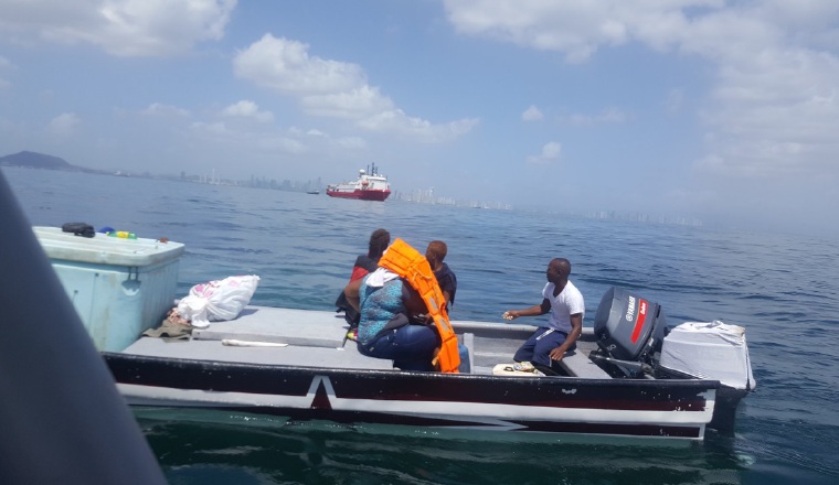 Una familia fue rescatada en la bahía de Panamá. /Foto Internet