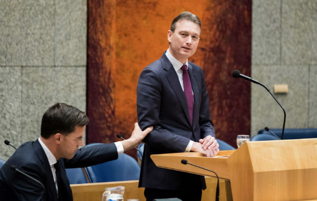 El ministro de Exteriores holandés, Halbe Zijlstra, presentó su dimisión ante el Parlamento. FOTO/EFE