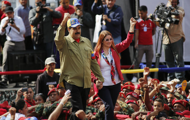 Nicolás Maduro en proceso de campaña junto a su esposa. FOTO/AP