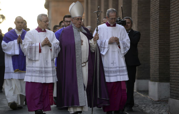 El papa Francisco llamó a los fieles a la reflexión y a reencontrarse con Dios. FOTO/AP