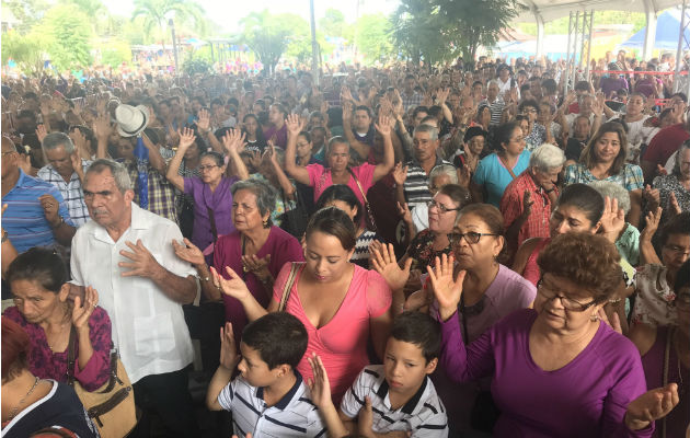 Cada día llegan más feligreses. Foto. Víctor Eliseo Rodríguez. 