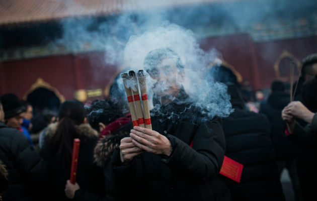 Devotos budistas chinos queman incienso durante las oraciones, para celebrar el Año Nuevo. FOTO/EFE