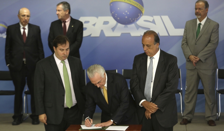 El presidente de Brasil Michel Temer, firma el decreto en materia de seguridad. AP