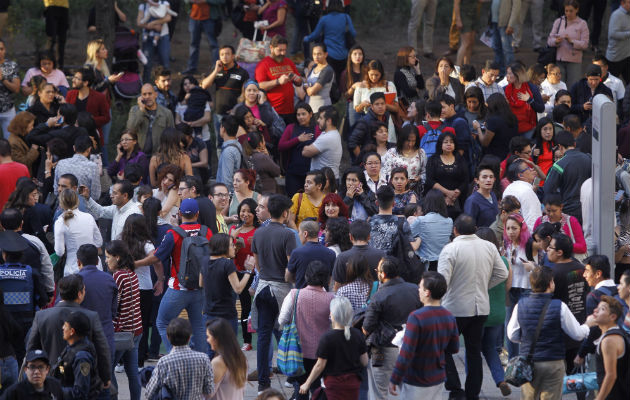 Personas desalojan un centro comercial tras un sismo registrado en ciudad de México. FOTO/EFE