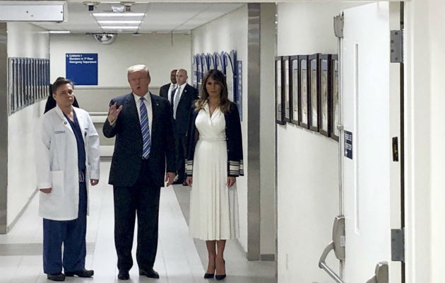 Donald Trump, y su esposa Melania Trump, visitan a los heridos del tiroteo en Florida. FOTO/AP
