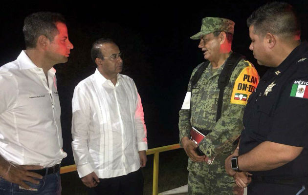 El  secretario de Gobernación, Alfonso Navarrete (c), y el gobernador del estado de Oaxaca, Alejandro Murat, salieron ilesos. FOTO/EFE