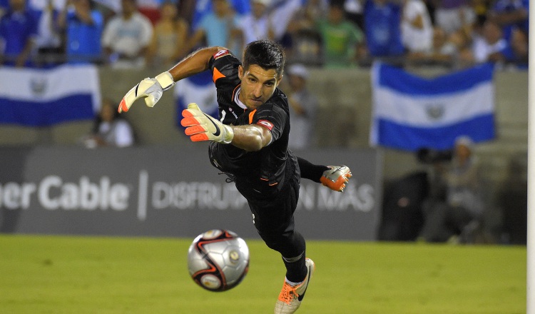 Jaime Penedo volvió a cubrir la portería del Dinamo de Bucarest. /Foto AP