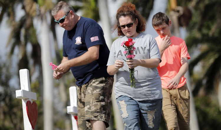 Rinden homenaje a las víctimas del colegio Marjory Stoneman Douglas en Florida. AP 