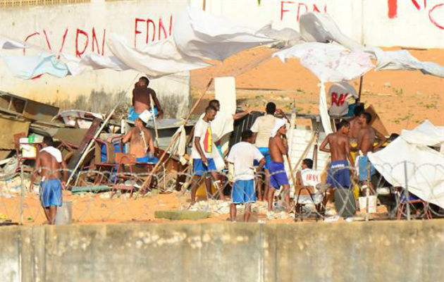 Un grupo de presos amotinados en la cárcel brasileña de Alcaçuz. Foto: EFE