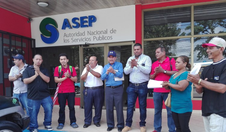 Comunicadores entregaron un escrito a la Asep. /Foto Erick Ariel Montenegro