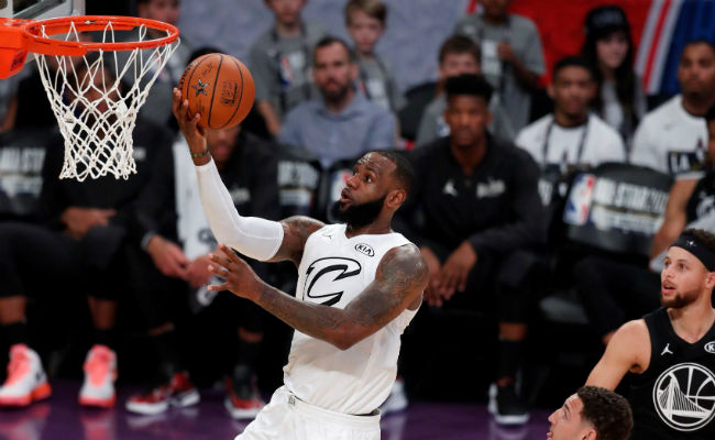 Lebron James (d), anota una canatsta ante la mirada de Klay Thompson (c) y Stephen Curry. Foto:EFE