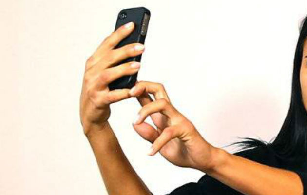 Mujer se electrocuta al intentar hacerse un selfi en la bañera