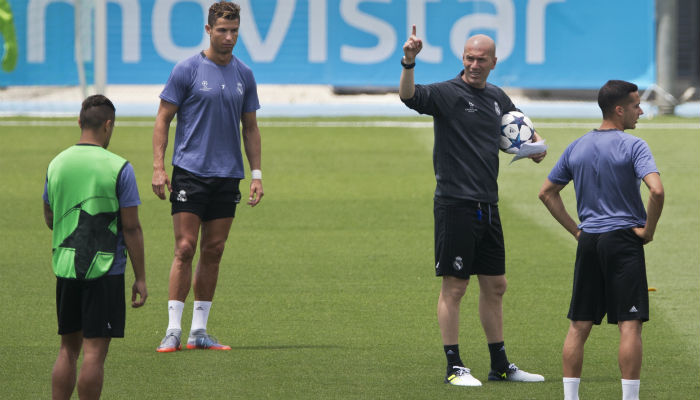 Zidane da algunas instrucciones. Foto:AP