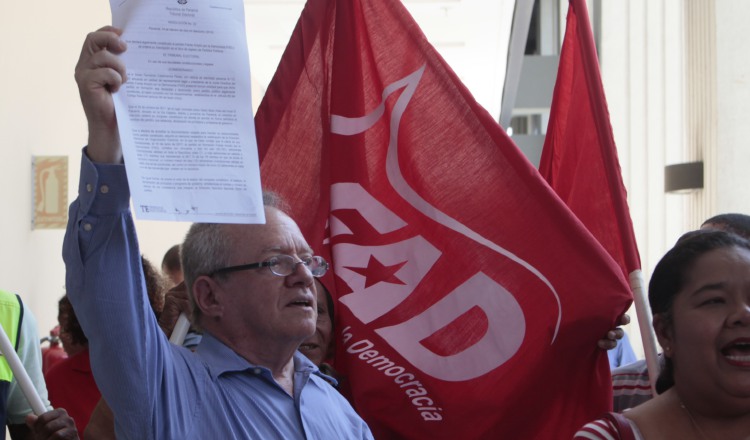 Cebamanos muestra el acta. /Foto Víctor Arosemena