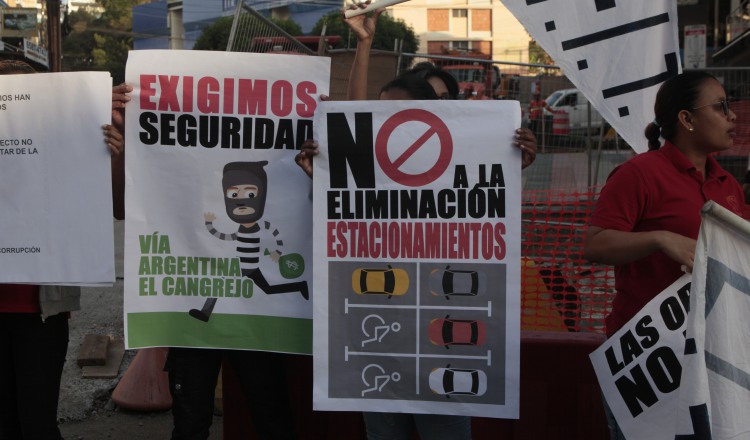 Moradores  volvieron a las calles a protestar por falta de estacionamientos y piden mayor seguridad. 