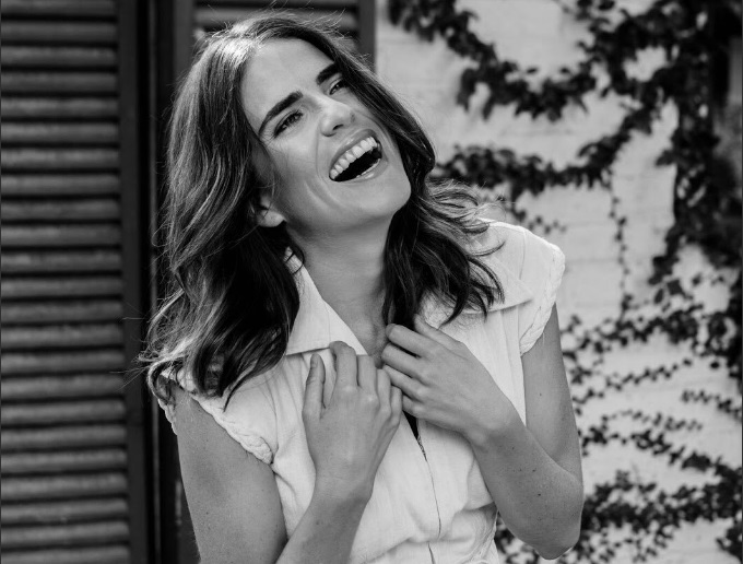 De acuerdo a Karla Souza, el episodio empezó cuando la producción decidió alojarla a ella y al director en un mismo hotel. Foto: Twitter
