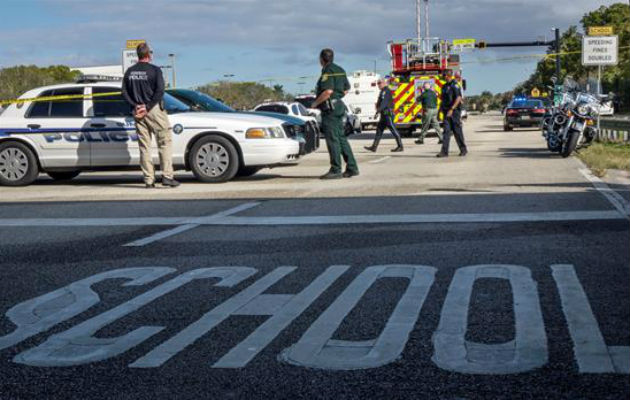 Varios policías vigilaban frente a la escuela. Foto: EFE 