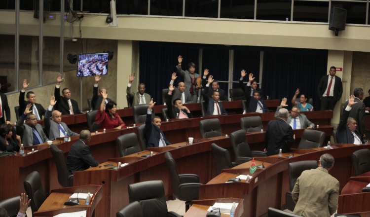 Momento de la  votación en la Asamblea Nacional para aprobar la recomposición de la Comisión de Credenciales. /Foto Víctor Arosemena