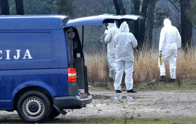 Policías forenses buscan evidencias. Foto: EFE