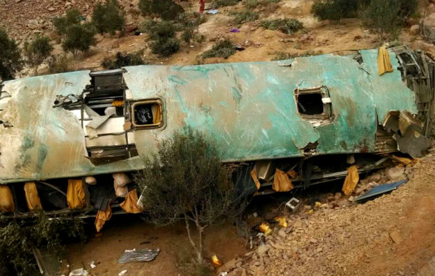 Los restos del autobús de pasajeros que se accidentó. Foto: EFE  