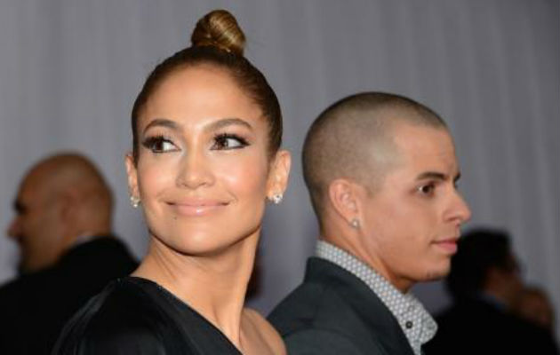 Jennifer López y Casper Smart. Foto: AFP