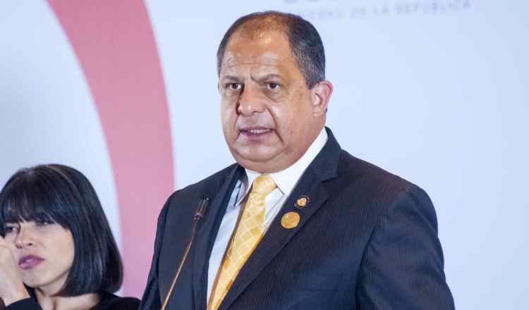 El presidente costarricense, Luis Guillermo Solís, sostiene que el reforzamiento de infraestructura aérea responde a las necesidades del país. EFE