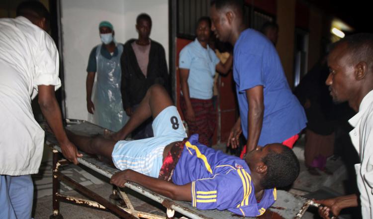 Un hombre herido es trasladado al hospital tras el atentado terrorista en Mogadiscio. EFE