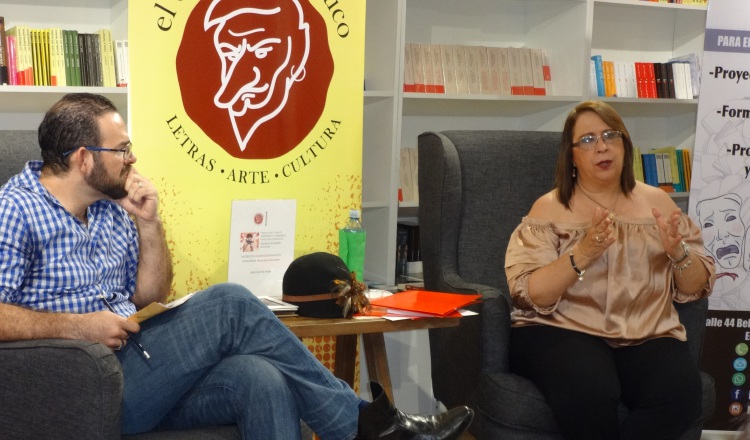 Los  escritores Salvador Medina Barahona (El Duende gramático) y Xochitl McKay durante el conversatorio el jueves 22 de febrero. /Foto Rosalina Orocú Mojica